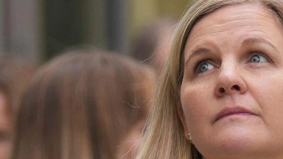 Kirsty Coventry (r) äußert sich zum Start von russischen Athleten bei Winter-Olympia in Italien (Foto: Antonio Calanni/AP/dpa)