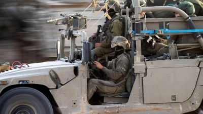 Soldaten der israelischen Armee nahe der Grenze zum Gazastreifen. (Foto: Victor R. Caivano/AP/dpa)