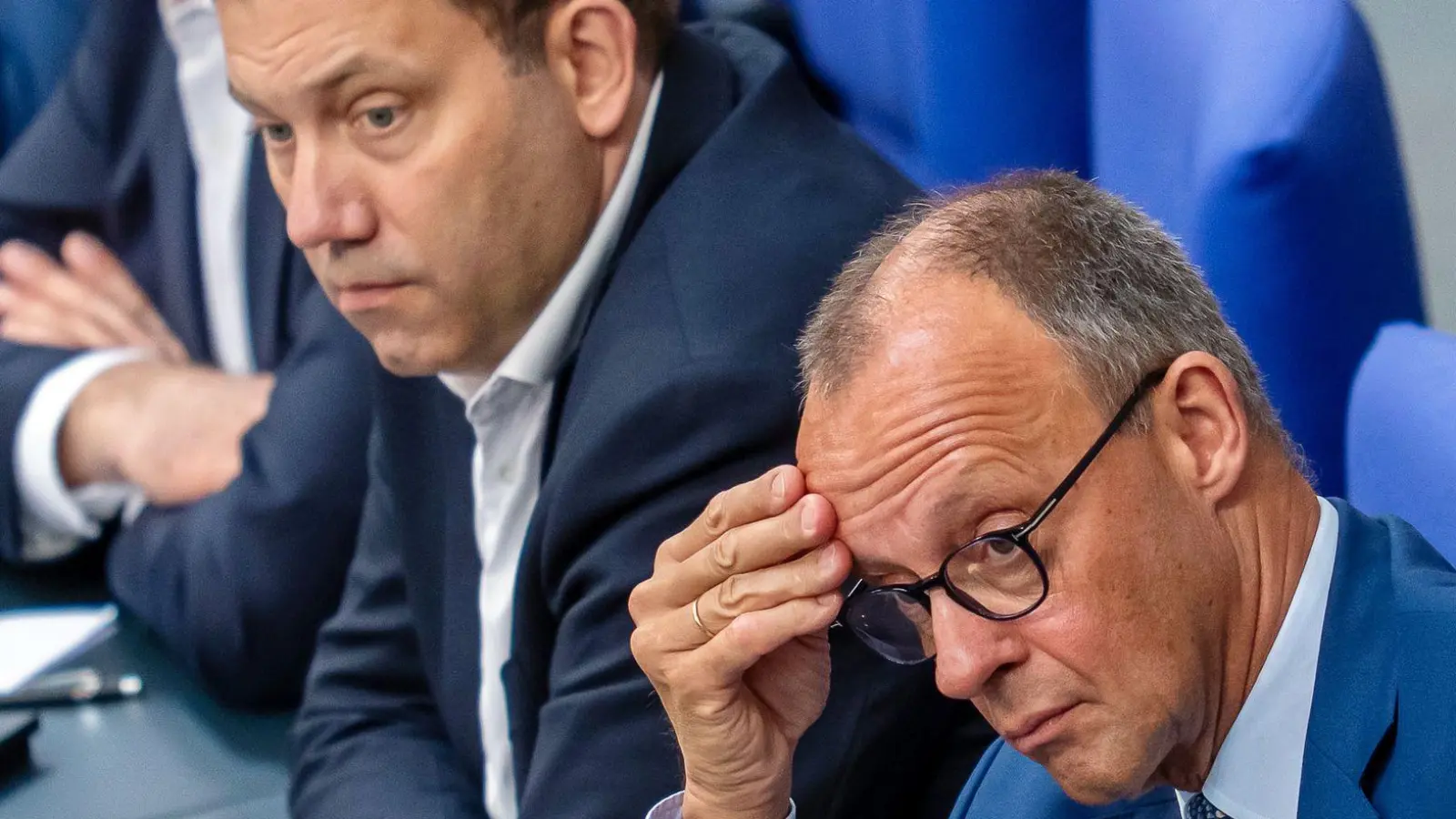 Klingbeil (m.) und Merz (r.) sind sich nicht einig. (Archivbild) (Foto: Michael Kappeler/dpa)