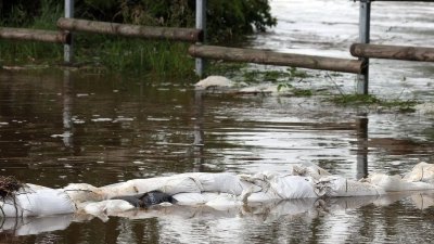 Mit Sandsäcken wird versucht das Hochwasser der Mindel zu stoppen. (Foto: Karl-Josef Hildenbrand/dpa)