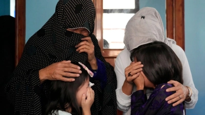 Die Familie eines 19-jährigen Mädchens, das Opfer eines Selbstmordattentäters wurde, trauert in Kabul. Bei dem Bombenanschlag auf eine Privatschule in Kabul sind mehrere Menschen ums Leben gekommen. (Foto: Ebrahim Noroozi/AP/dpa)