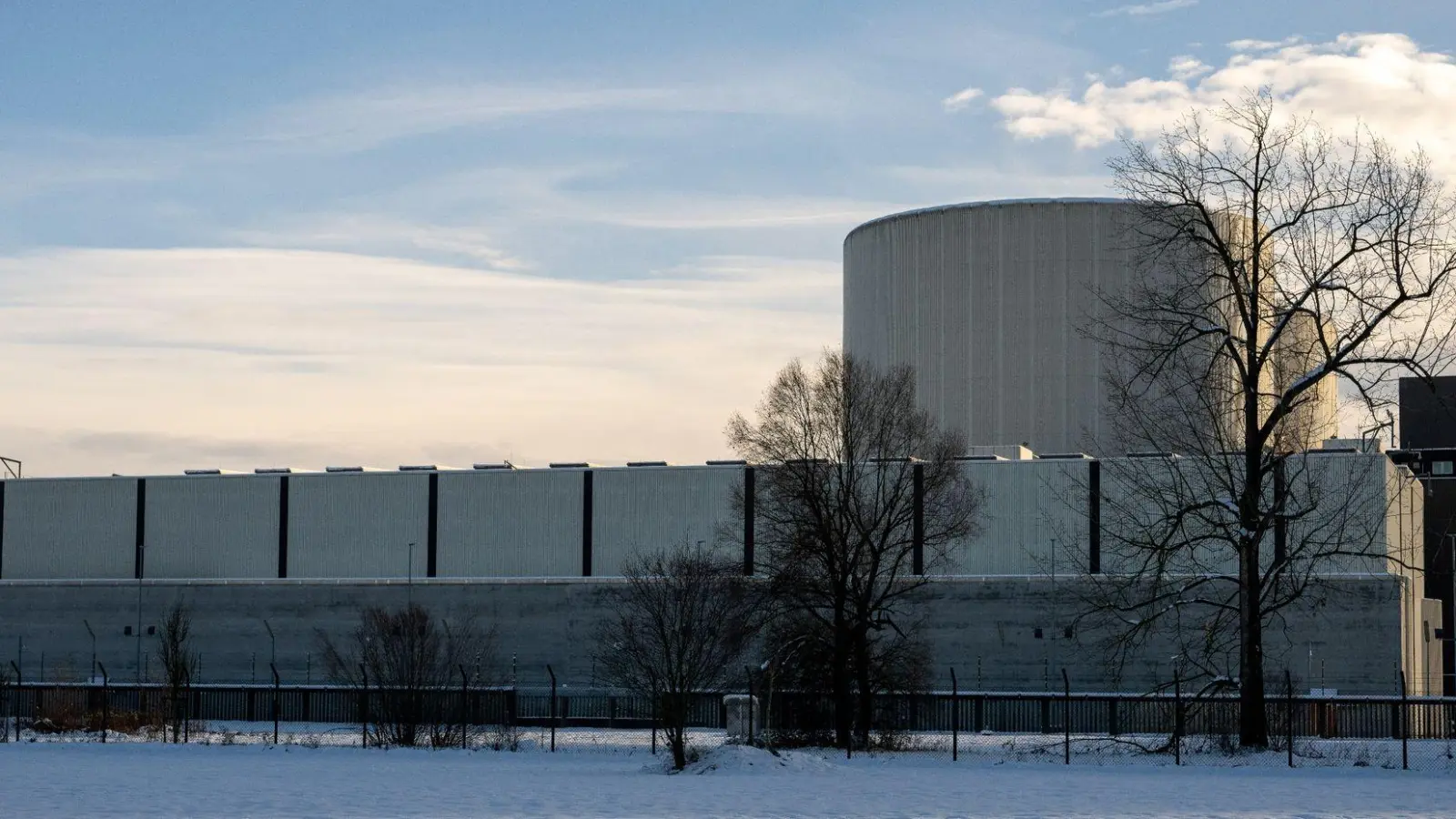 In dieser Halle auf dem Gelände des früheren Kernkraftwerks Gundremmingen wird der Atommüll gelagert. (Foto: Stefan Puchner/dpa)
