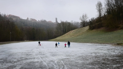Treffpunkt Eiswiese: Kinder, Jugendliche und Erwachsene nutzten über das Wochenende das gefrorene Eis zum Eislaufen und Spaß haben. (Foto: Irmeli Pohl)