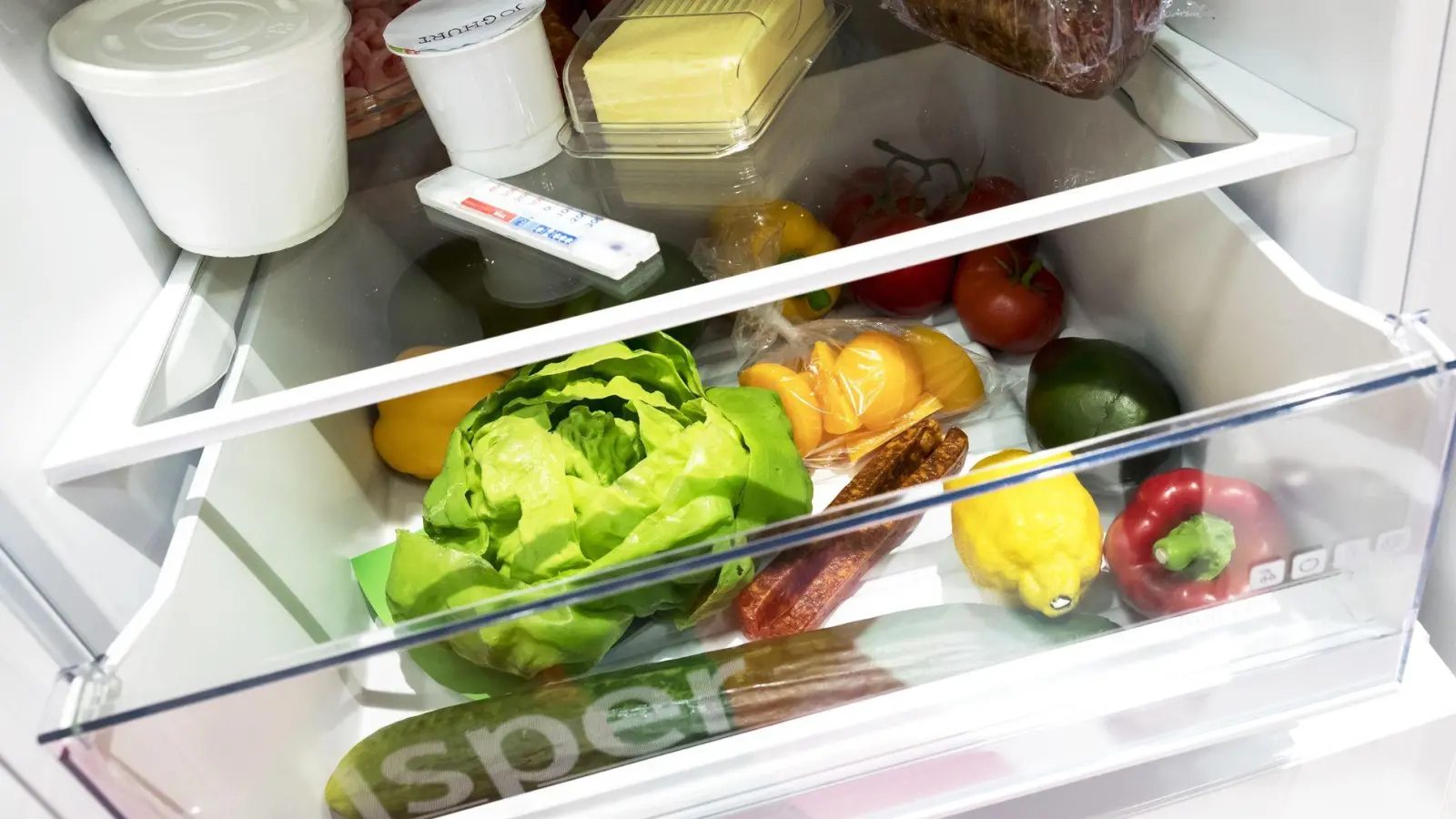 Gemüse ins Gemüsefach - das haut bei den meisten noch hin. Doch beim Einräumen der üblichen Lebensmittel geht es meist nicht so geordnet zu.  (Foto: Florian Schuh/dpa-tmn)