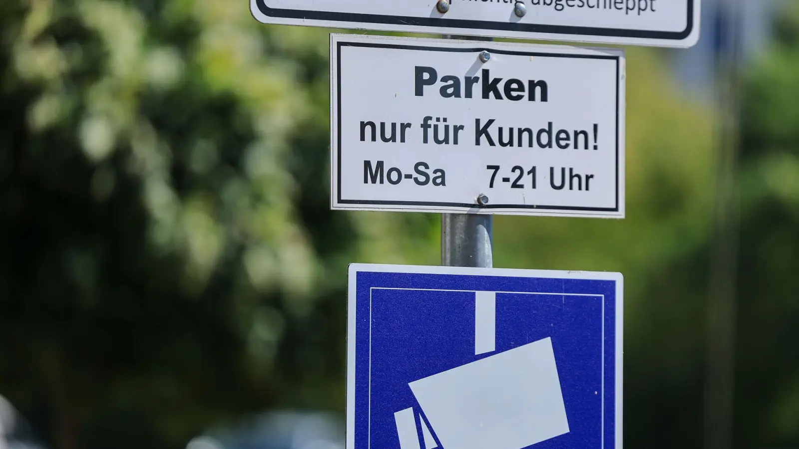 Auf immer mehr Parkplätzen, vor allem von Supermärkten, gibt es digitale Prozesse und externe Dienstleister. (Archivbild) (Foto: Jan Woitas/dpa)