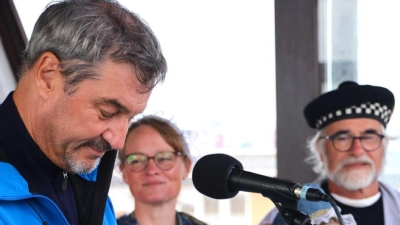 Bayerns Ministerpräsident Markus Söder (CSU) trägt sich ins Goldene Buch der Gemeinde Helgoland ein. (Foto: Frank Molter/dpa)
