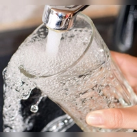 In Würzburg und Gerbrunn muss das Wasser abgekocht werden. (Symbolbild) (Foto: Patrick Pleul/dpa-Zentralbild/dpa)