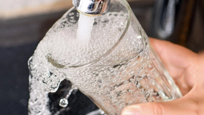Irgendwo in Marktbergel treten „Kubikmeter von Wasser” aus. (Symbolbild: Patrick Pleul/dpa-Zentralbild/dpa)