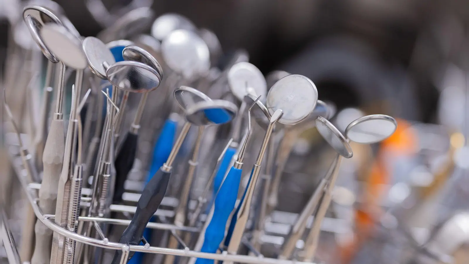 Wegen des Todes eines Patienten muss sich in Augsburg ein Zahnarzt vor Gericht verantworten. (Symbolbild) (Foto: Rolf Vennenbernd/dpa)