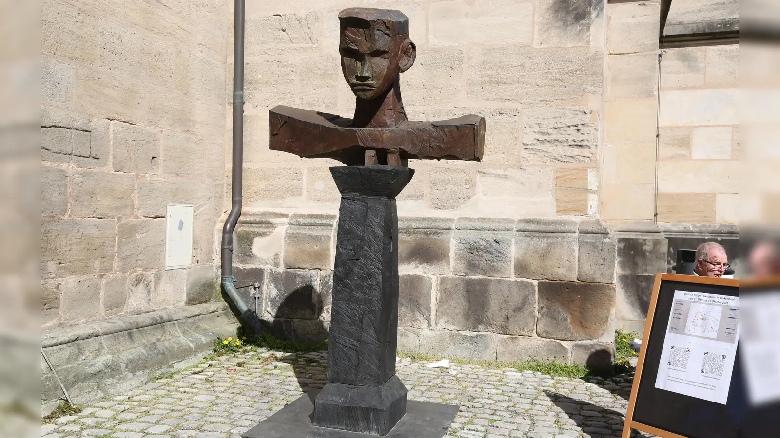 Die Skulptur Gordian IX aus dem Gordian-Zyklus von Dietrich Klinge steht am Münster St. Georg. Die Oberflächenstruktur spiegelt das Material des Grundmodells Holz. (Foto: Martina Kramer)