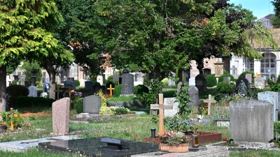 Die Lücken zwischen den Erdgräbern werden auch am Ansbacher Stadtfriedhof größer. Das ist dem Trend zu mehr Urnenbestattungen geschuldet. (Foto: Jim Albright)