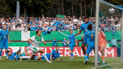 Das wichtige Tor zum 1:0: Mathias Olesen (4.v.l.) trifft für Fürth. (Foto: David Ebener/dpa)