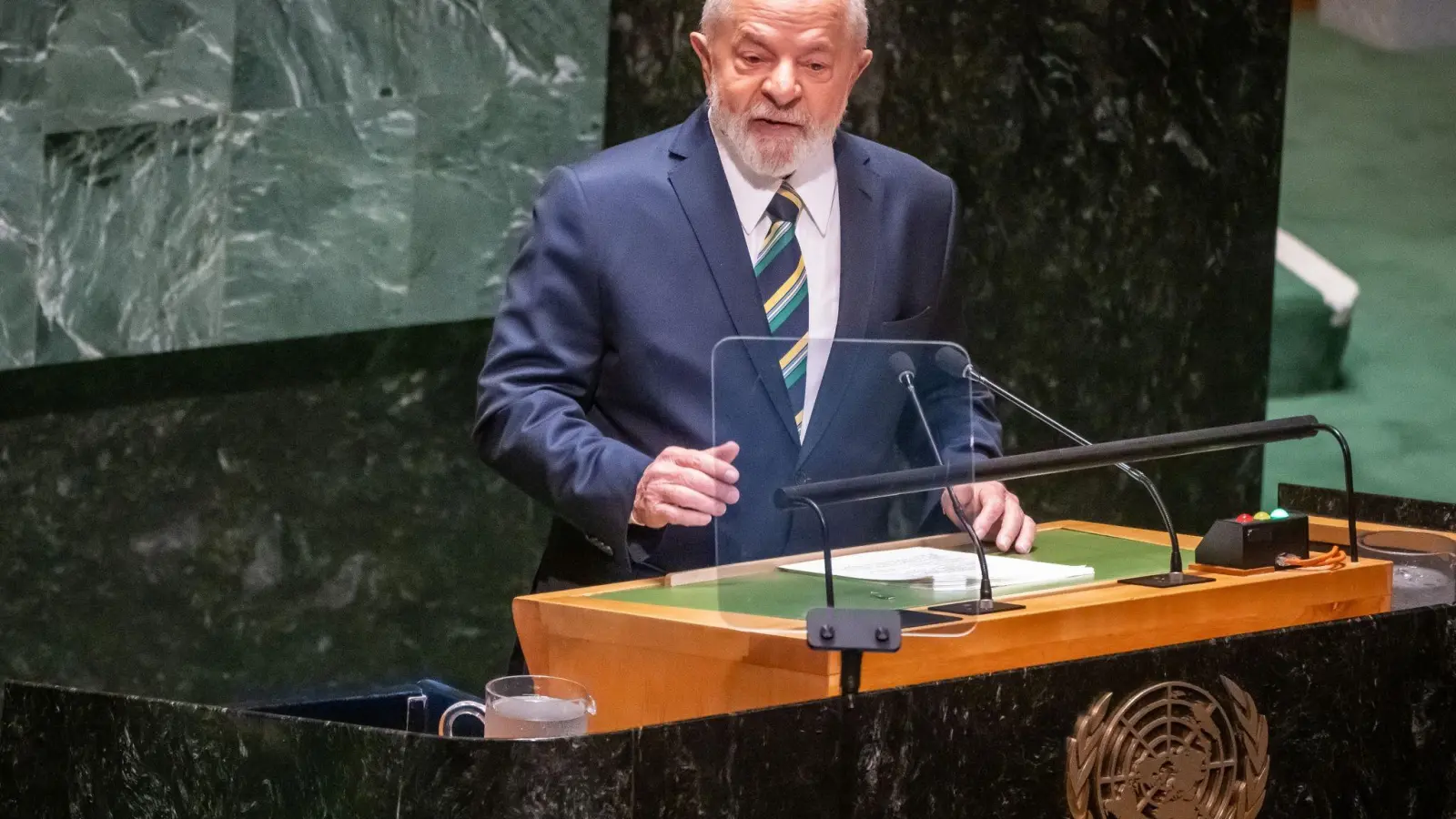 Ähnlich wie andere linke Staatschefs in Lateinamerika kritisiert Brasiliens Präsident Lula den russischen Angriffskrieg gegen die Ukraine zwar, hält sich mit deutlichen Worten gegenüber Moskau aber zurück. (Foto: Michael Kappeler/dpa)