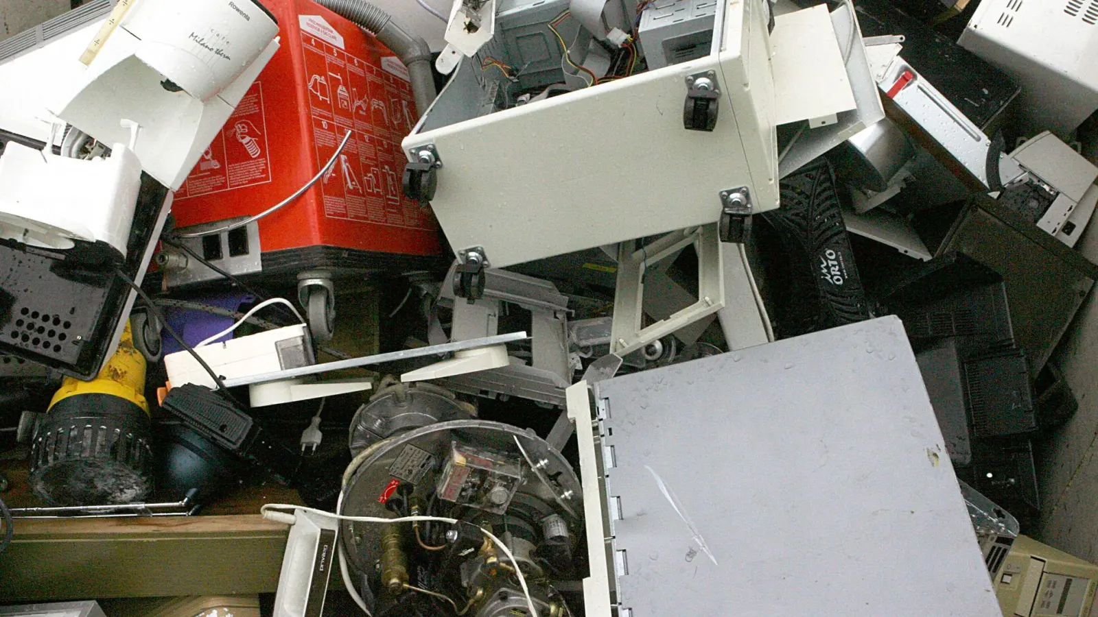 Alte Computer und sonstiger Elektroschrott liegen in einem Container zur Abfallentsorgung. (Illustration) (Foto: Frank Mächler/dpa)