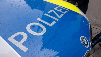 Ein 18-Jähriger Fahranfänger verlor an der Ortsumgehung Feuchtwangen die Kontrolle über sein Fahrzeug. (Symbolbild: Peter Kneffel/dpa)