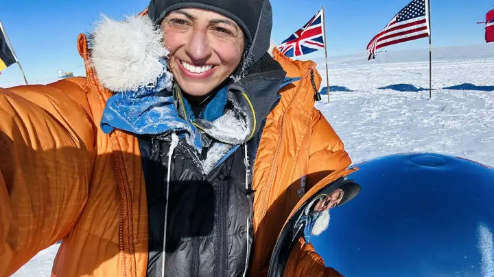 Die Britin Preet Chandi macht ein Selfie von sich in der Antarktis. (Foto: Preet Chandi/Preet Chandi/PA Media/dpa)