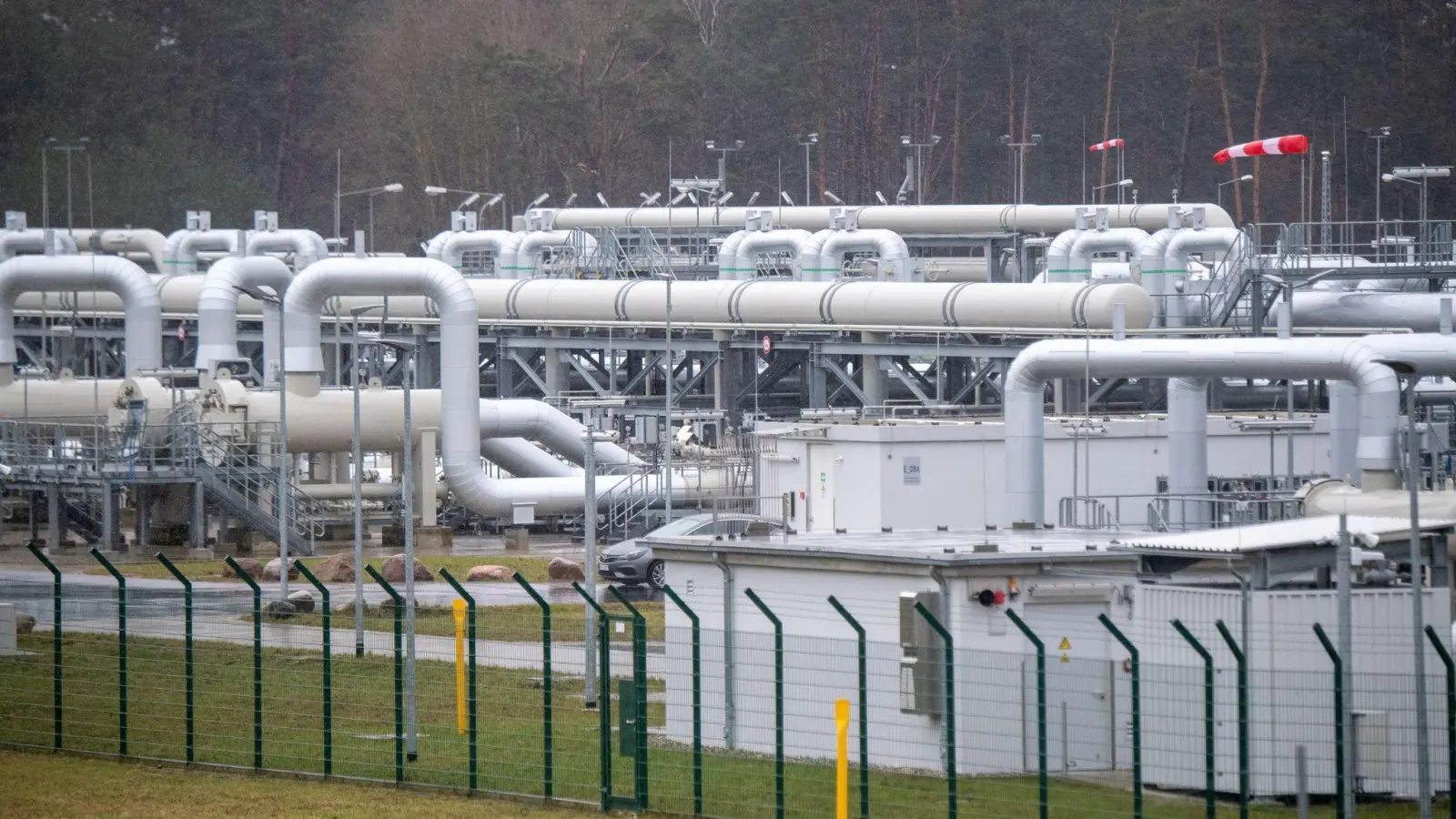 Das Genehmigungsverfahren für Nord Stream 2 wurde im Februar auf Eis gelegt. (Foto: Stefan Sauer/dpa)