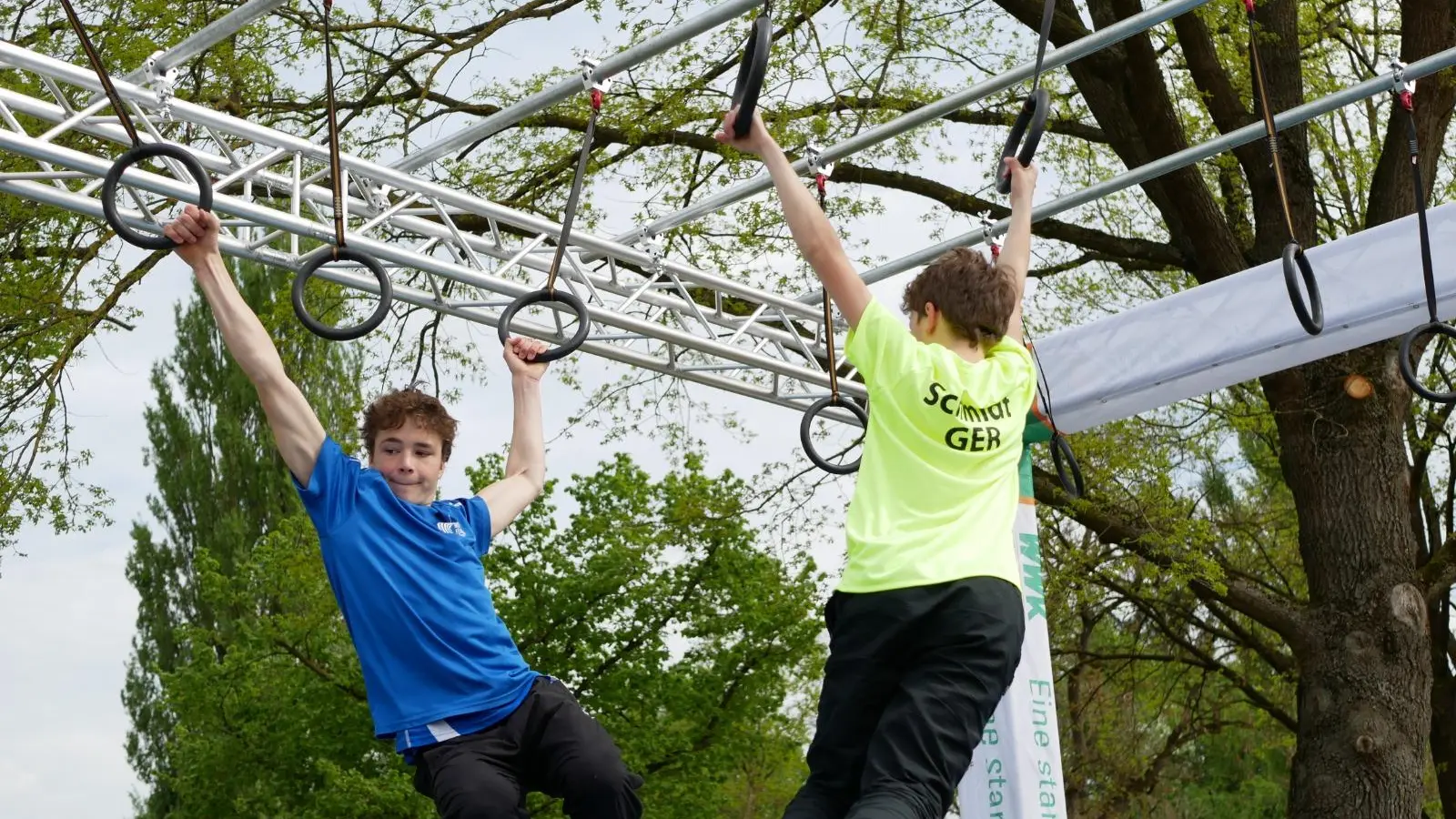 Lorenz Schmidt von der Sportgemeinschaft Uffenheim (rechts) an den Ringen gegen einen Kontrahenten des m5k-Neuss (links). (Foto: Maximilian Diedrich)