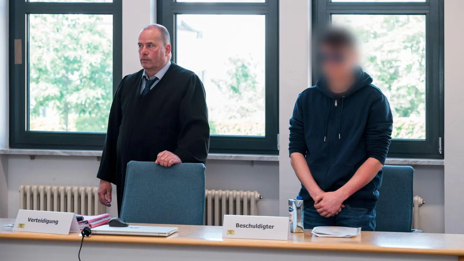 Anwalt Thomas Drehsen (l) und der Beschukldigte (r) stehen zu Beginn der Sitzung im Sitzungssaal. Prozessbeginn wegen des Brandanschlags auf die Synagoge von Ermreuth. (Foto: Daniel Vogl/dpa)