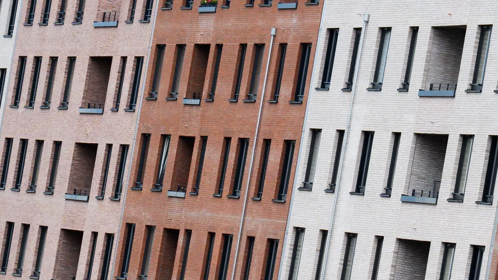 Auch außerhalb der großen Städte zogen die Preise für Wohnimmobilien fast überall an. (Foto: Julian Stratenschulte/dpa)