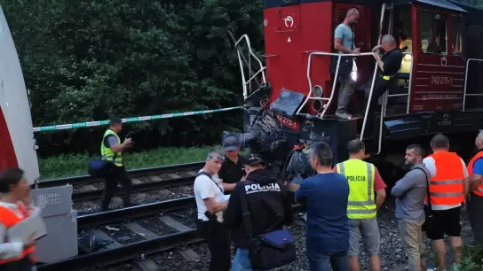 Polizisten stehen am Ort des Zugunglücks. Beim Zusammenstoß eines Personenzuges mit einer Lokomotive sind in der Slowakei viele Menschen verletzt worden. (Foto: Erika Œurëov·/TASR/dpa)