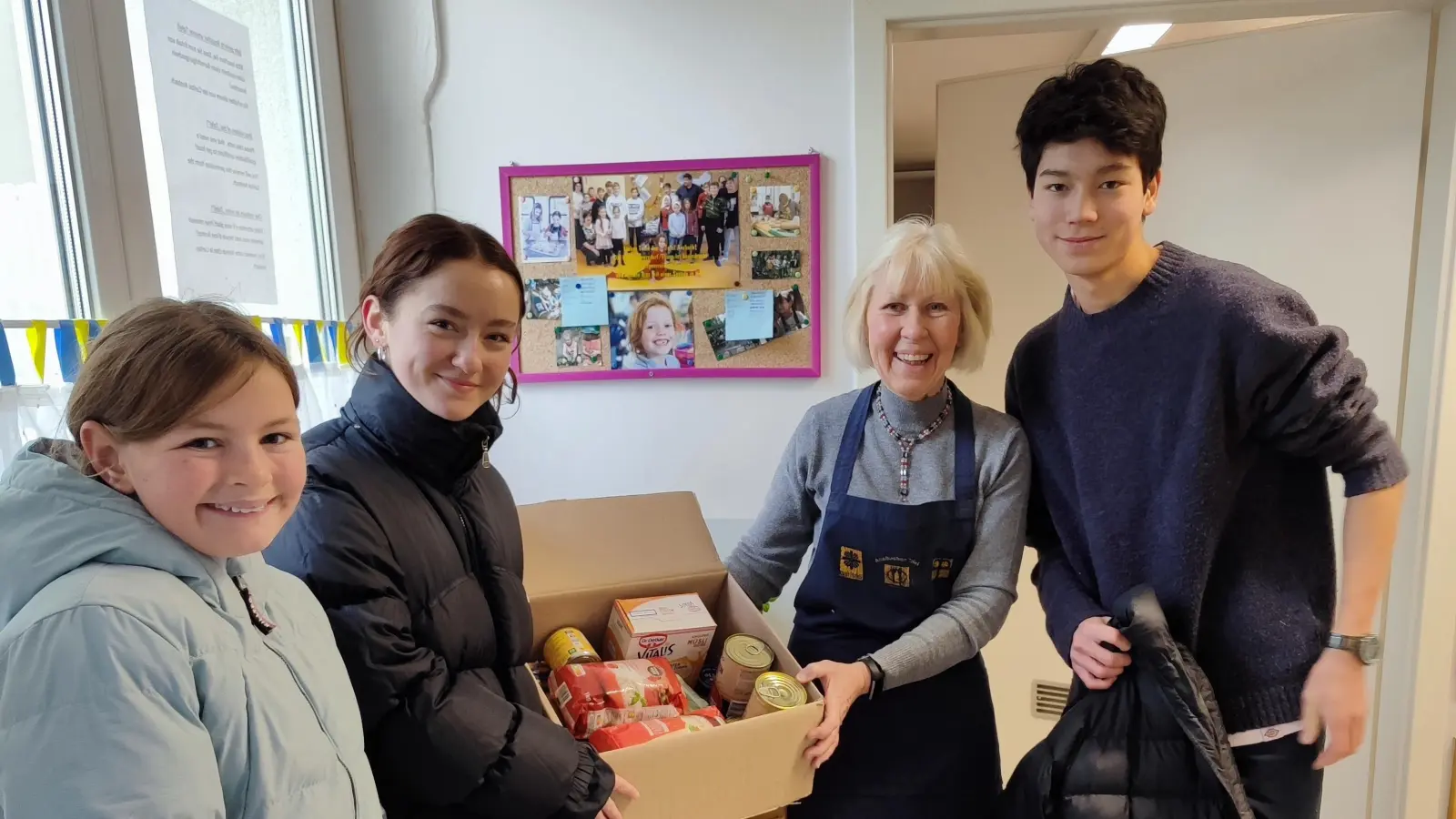 An der Spendenübergabe an die Ansbacher Tafel waren beteiligt (von links): Schülerin Lina Häßlein, Schülersprecherin Milena Zucker, Sylvia Frauenschläger, Leiterin der Ansbacher Tafel, und Schülersprecher Pascal Pötzl. (Foto: Ute Häßlein)