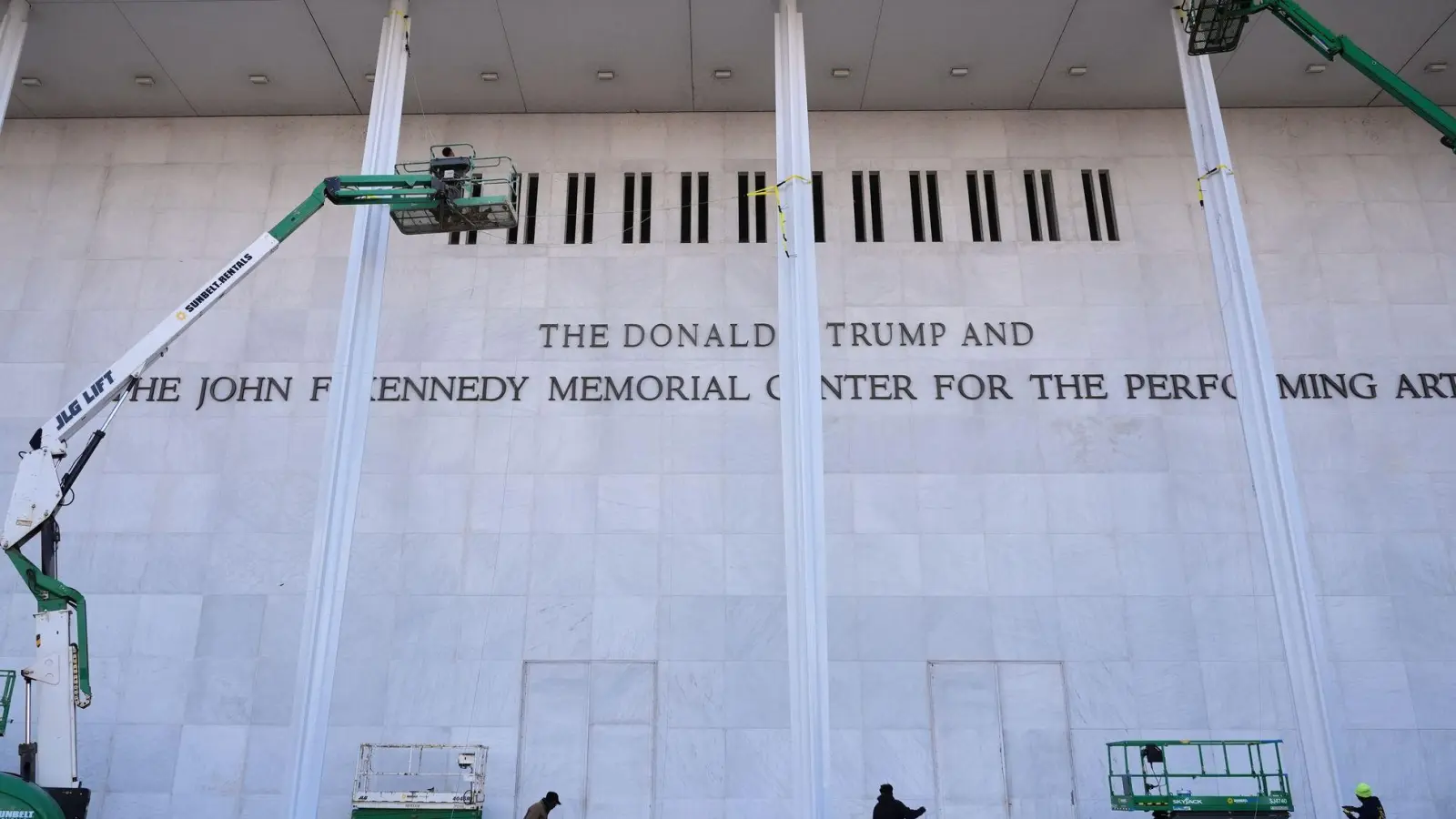 Die Kultureinrichtung soll nach dem Willen des US-Präsidenten für einen Umbau rund zwei Jahre geschlossen werden. (Archivbild) (Foto: Jacquelyn Martin/AP/dpa)