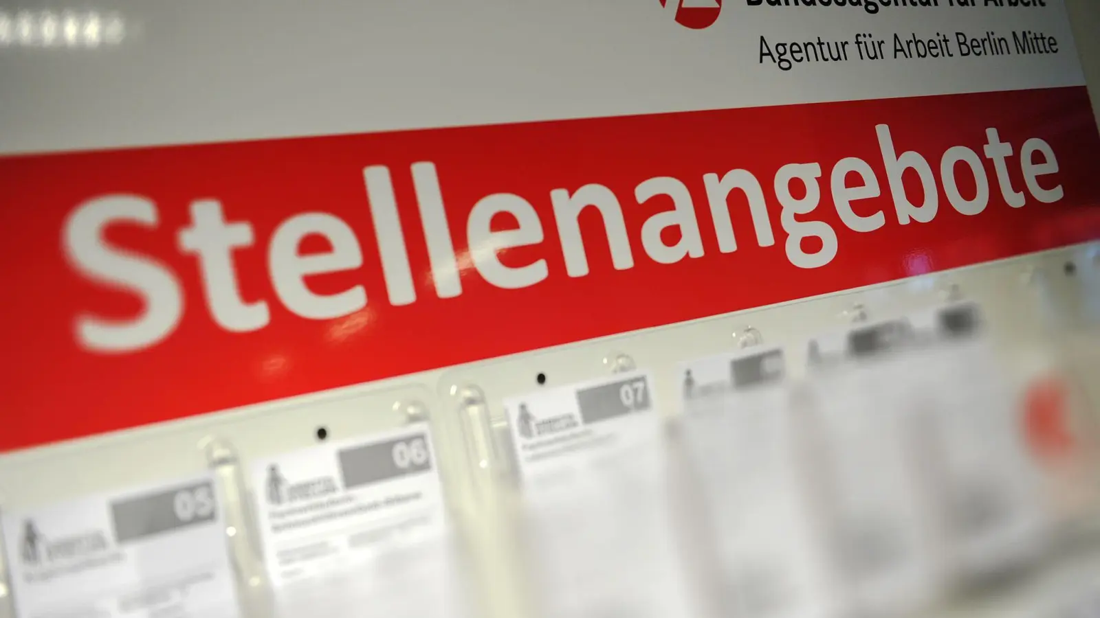 Die Entwicklung auf dem Arbeitsmarkt bleibt verhalten (Archivbild).  (Foto: Paul Zinken/dpa)