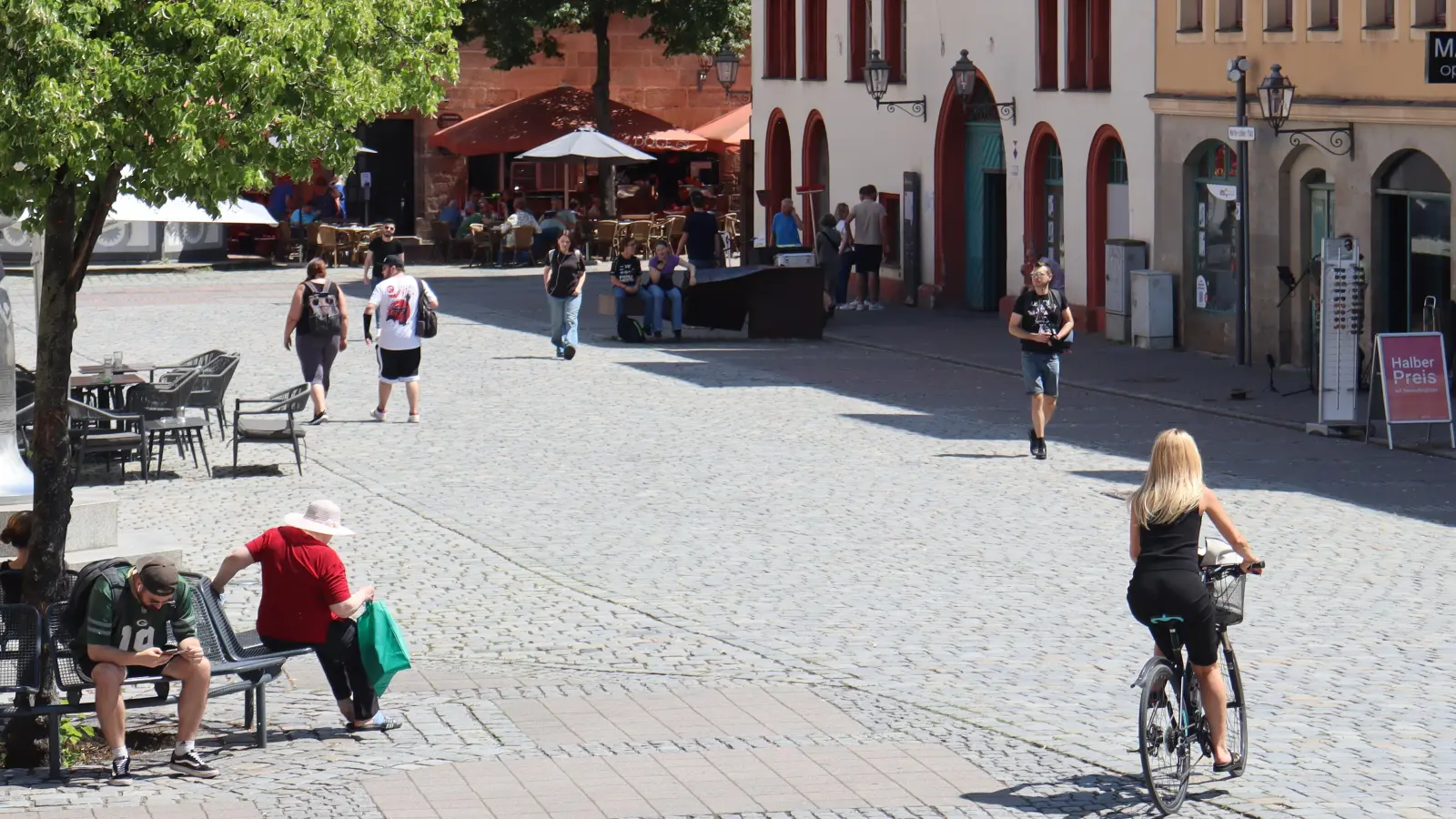 Den Martin-Luther-Platz und den Johann-Sebastian-Bach-Platz hatte die CSU in ihrem Antrag mit Blick auf das Fahrradfahren in der Fußgängerzone ausgeklammert. (Foto: Thomas Schaller)