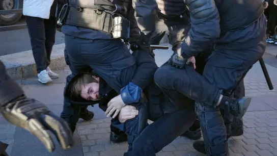 Russische Polizisten halten einen Demonstranten fest während eines Protestes gegen die russische Teilmobilisierung in St. Petersburg. (Foto: Uncredited/AP/dpa)