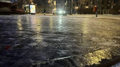 Es kann wieder - oder weiter - glatt werden. (Foto: Caroline Bock/dpa)