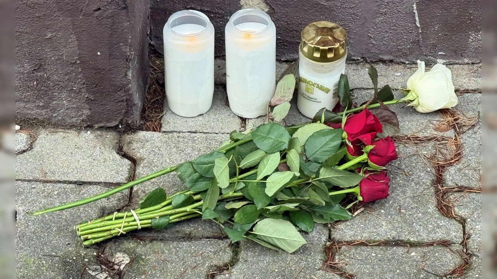 Am Tatort wurden Kerzen und Blumen abgelegt. (Foto: Thorsten Kremers/Thorsten Kremers/dpa/dpa)