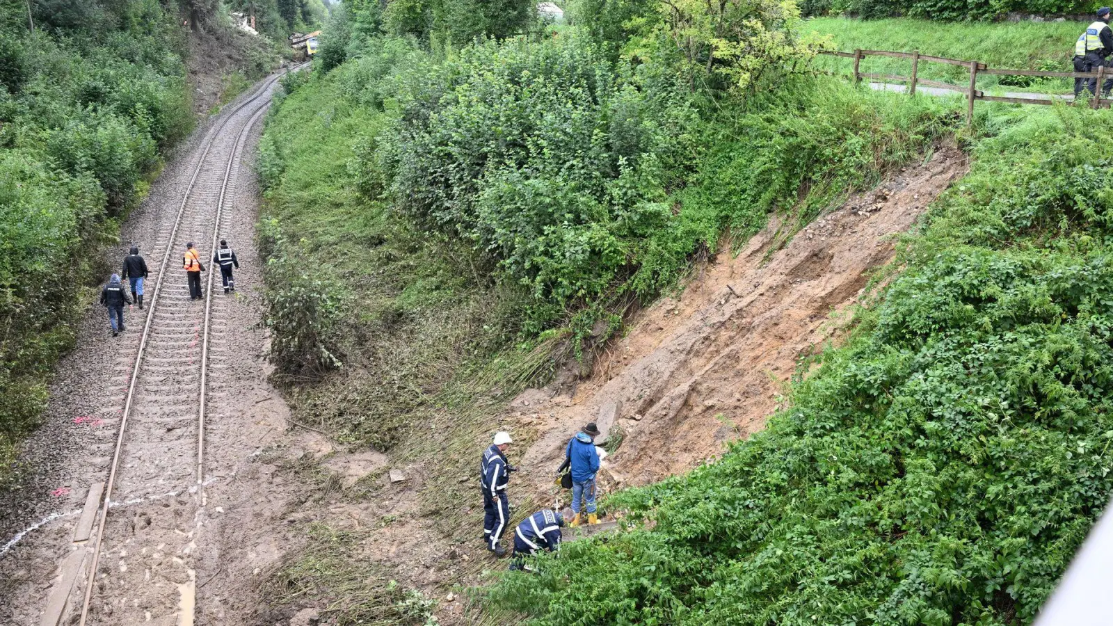 Nach ersten Erkenntnissen hat ein Hangrutsch das Unglück ausgelöst. (Foto: Bernd Weißbrod/dpa)