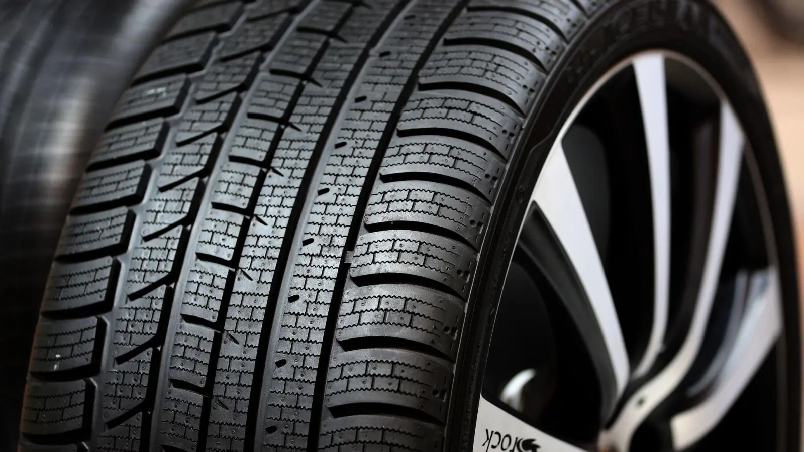 Gepflegter Auftritt: Leichtmetallfelgen brauchen entsprechende Pflege, um sich lange im eigenen Glanz zu drehen. (Foto: Ina Fassbender/dpa-tmn)