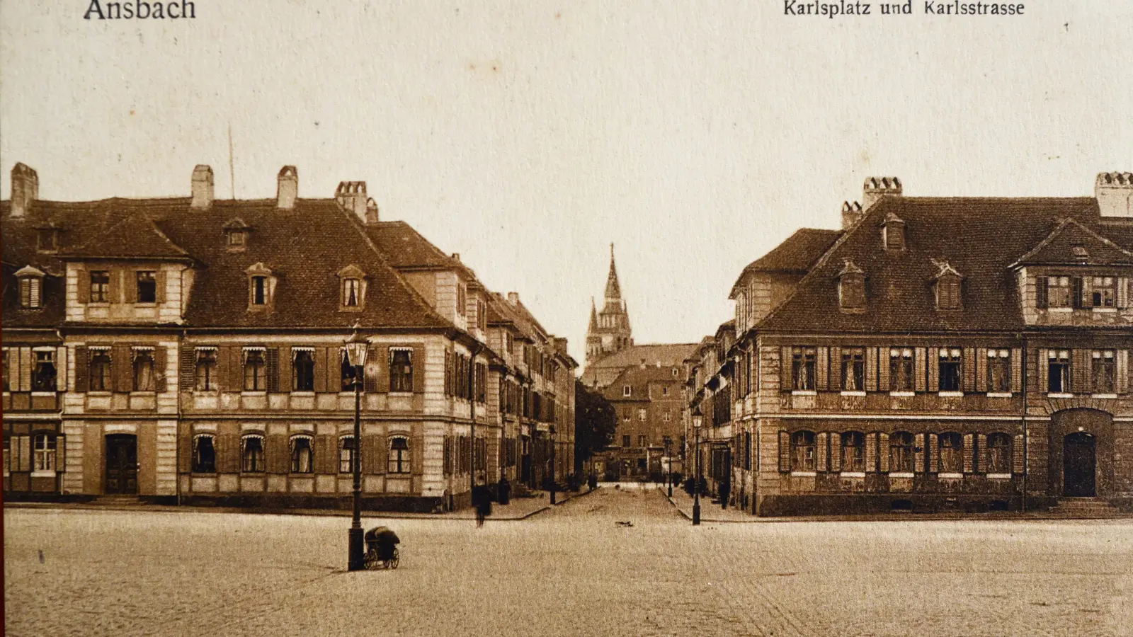 Diese historische Postkarte aus der Sammlung von Klaus Dieter Breitschwert zeigt, wie Karlsplatz und Karlstraße einst ausgesehen haben. Im Herbst 1923 diskutieren die Stadträte über eine Begrünung des Platzes. Dafür werden Sponsoren gesucht. (Repro: Jim Albright)
