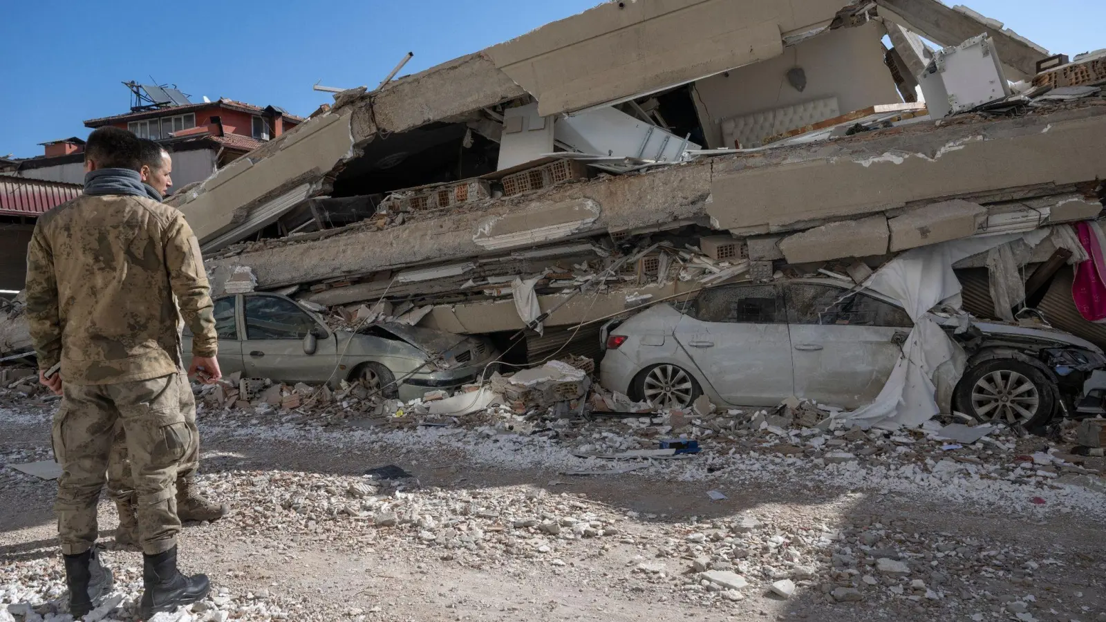 Autos, Häuser - das türkische Kirikhan liegt in Trümmern. (Foto: Boris Roessler/dpa)