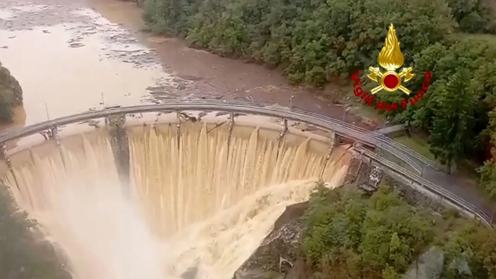 Das Standbild aus einem Video der italienischen Feuerwehr zeigt den Fluss Valla. (Foto: Vigili del Fuoco/dpa)