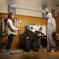 Eine Szene aus „Stille Nacht und Gänsebraten”: Mitglieder der Evangelischen Landjugend Krapfenau erhielten für ihre Darbietung und beim anschließenden Theaterabend viel Applaus.	 (Foto: Claudia Möbus)