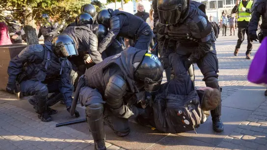 Russische Polizisten halten Demonstranten fest, die gegen die von Kremlchef Putin angeordnete Teilmobilmachung in Russland für den Krieg in der Ukraine protestieren. (Foto: Uncredited/AP/dpa)