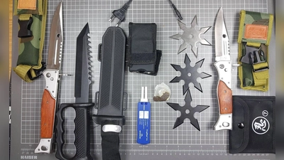 Mehrere Waffen und Drogen fanden die Ermittler bei den beiden Teenagern. (Foto: -/Bundespolizeiinspektion Waldmünchen /dpa)