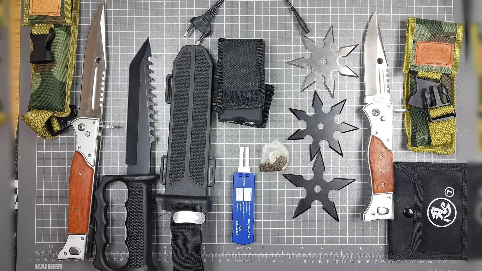 Mehrere Waffen und Drogen fanden die Ermittler bei den beiden Teenagern. (Foto: -/Bundespolizeiinspektion Waldmünchen /dpa)