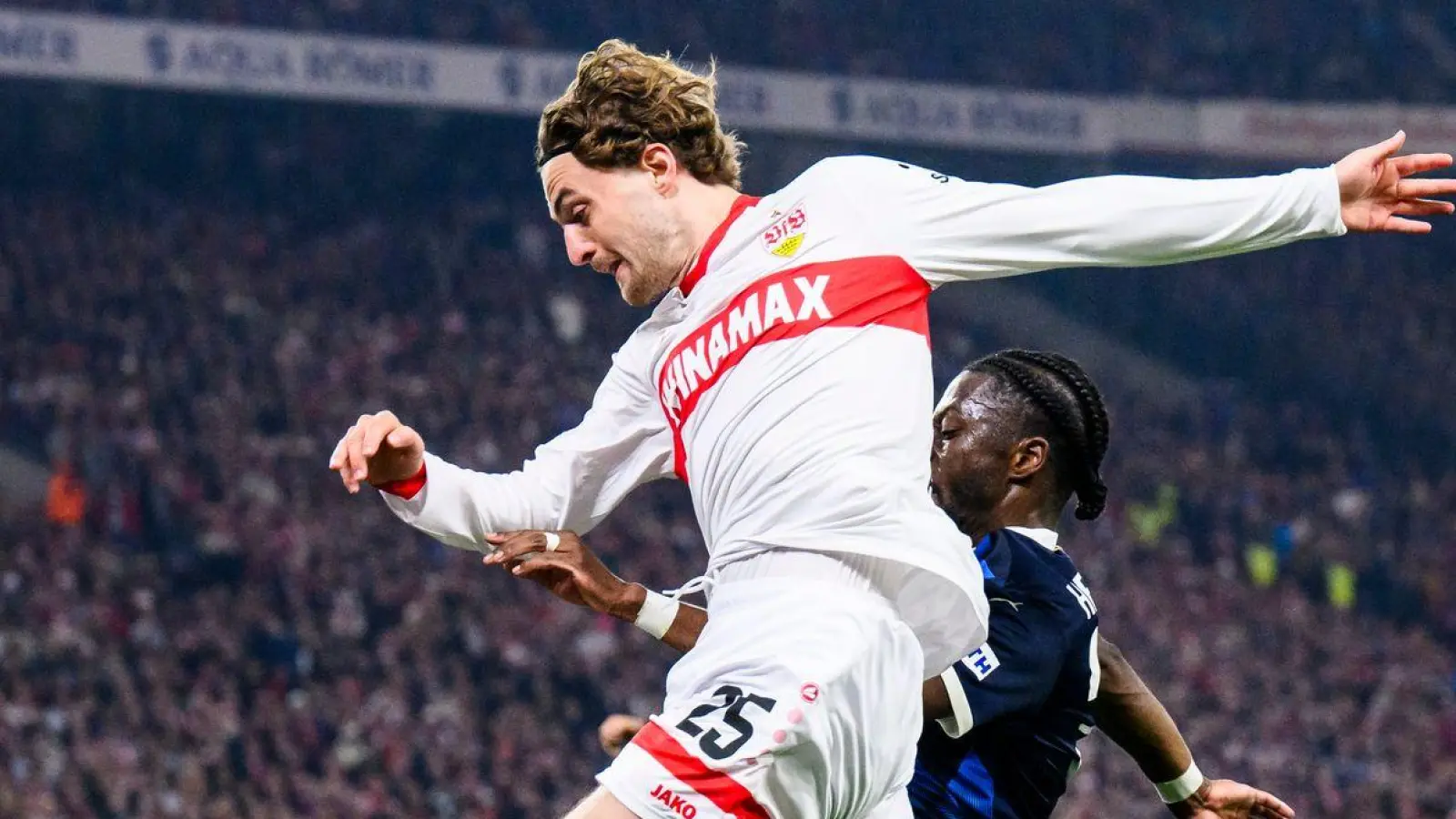 Jacob Bruun Larsen (l) wechselt zum FC Burnley. (Foto: Tom Weller/dpa)