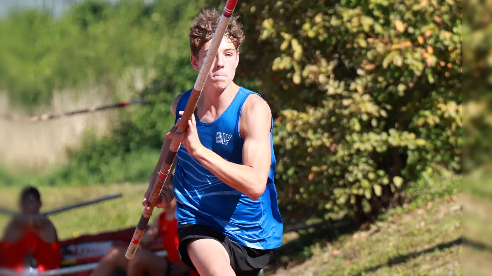 Leo Trumpp vom TuS Feuchtwangen schaffte im blauen Trikot der Landesauswahl 3,50 Meter. (Foto: Theo Kiefner)
