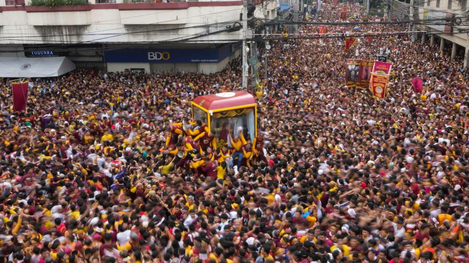 Hunderttausende Gläubige sind in den Straßen von Manila unterwegs. (Foto: Aaron Favila/AP/dpa)