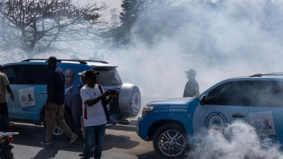 Senegalesische Bereitschaftspolizisten in Dakar setzen Tränengas gegen Anhänger der Opposition ein. (Foto: Stefan Kleinowitz/AP/dpa)