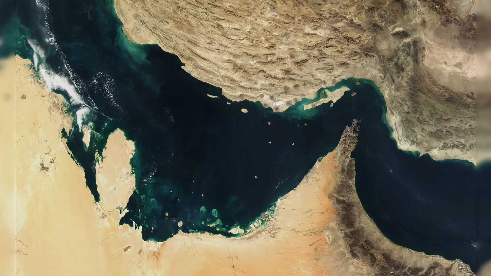 Vor der Straße von Hormus stauen sich derzeit Tanker und Containerschiffe. (Archivbild) (Foto: -/The Visible Earth/NASA/dpa)