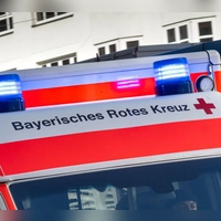 Beide Arbeiter kamen ins Krankenhaus. (Symbolbild) (Foto: Peter Kneffel/dpa)