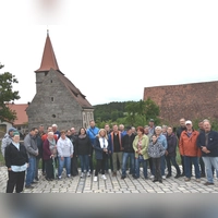 Großes Interesse zeigten die Jobstgreutherinnen und Jobstgreuther für ihre Dorferneuerung. Vor dem Friedhof und der Kirche St. Jobst wurden Parkplätze und die Zufahrt befestigt geschaffen. Pfarrerin Rebekka Schüler (links, grüne Haare) spendete den Segen über das aktuelle Werk. Bürgermeisterin Birgit Kreß (Mitte, weißer Schal) und DE-Vorsitzender Joachim Reindler (links neben ihr) hielten Ansprachen. (Foto: Anita Dlugoß)