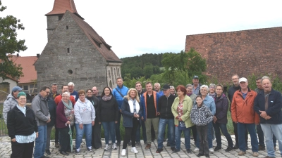 Großes Interesse zeigten die Jobstgreutherinnen und Jobstgreuther für ihre Dorferneuerung. Vor dem Friedhof und der Kirche St. Jobst wurden Parkplätze und die Zufahrt befestigt geschaffen. Pfarrerin Rebekka Schüler (links, grüne Haare) spendete den Segen über das aktuelle Werk. Bürgermeisterin Birgit Kreß (Mitte, weißer Schal) und DE-Vorsitzender Joachim Reindler (links neben ihr) hielten Ansprachen. (Foto: Anita Dlugoß)