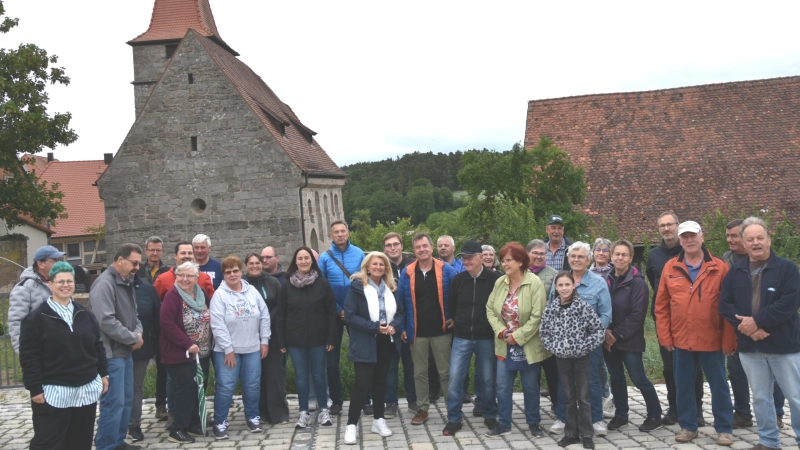 Großes Interesse zeigten die Jobstgreutherinnen und Jobstgreuther für ihre Dorferneuerung. Vor dem Friedhof und der Kirche St. Jobst wurden Parkplätze und die Zufahrt befestigt geschaffen. Pfarrerin Rebekka Schüler (links, grüne Haare) spendete den Segen über das aktuelle Werk. Bürgermeisterin Birgit Kreß (Mitte, weißer Schal) und DE-Vorsitzender Joachim Reindler (links neben ihr) hielten Ansprachen. (Foto: Anita Dlugoß)